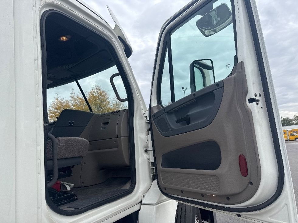 Day Cab Tractor-Heavy Duty Tractors-Freightliner-2019-Cascadia 12564ST-East Chicago-IN-590,555\n\t\tmiles-$ 26,000 - Image 10