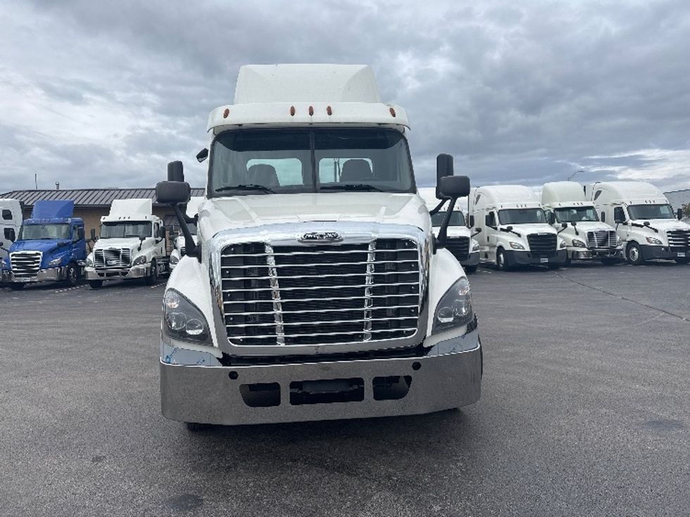 Day Cab Tractor-Heavy Duty Tractors-Freightliner-2019-Cascadia 12564ST-East Chicago-IN-590,555\n\t\tmiles-$ 26,000 - Image 2