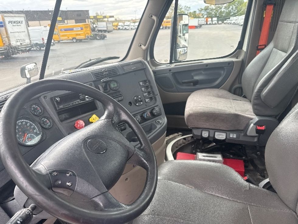 Day Cab Tractor-Heavy Duty Tractors-Freightliner-2019-Cascadia 12564ST-East Chicago-IN-590,555\n\t\tmiles-$ 26,000 - Image 8