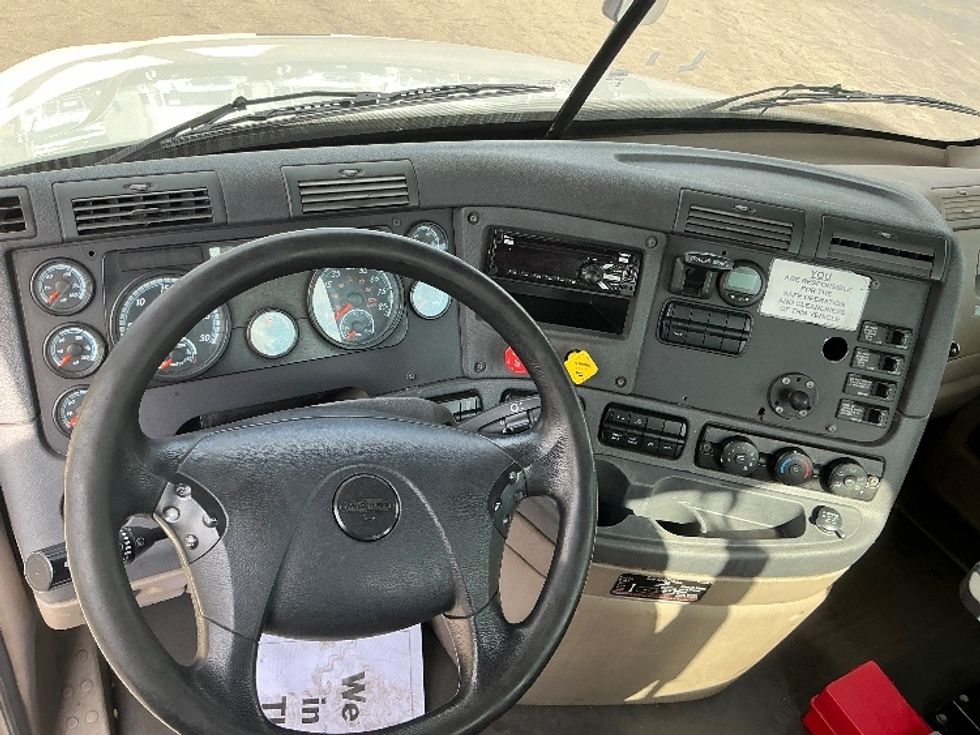 Day Cab Tractor-Heavy Duty Tractors-Freightliner-2019-Cascadia 12564ST-East Chicago-IN-616,145\n\t\tmiles-$ 24,250 - Image 10