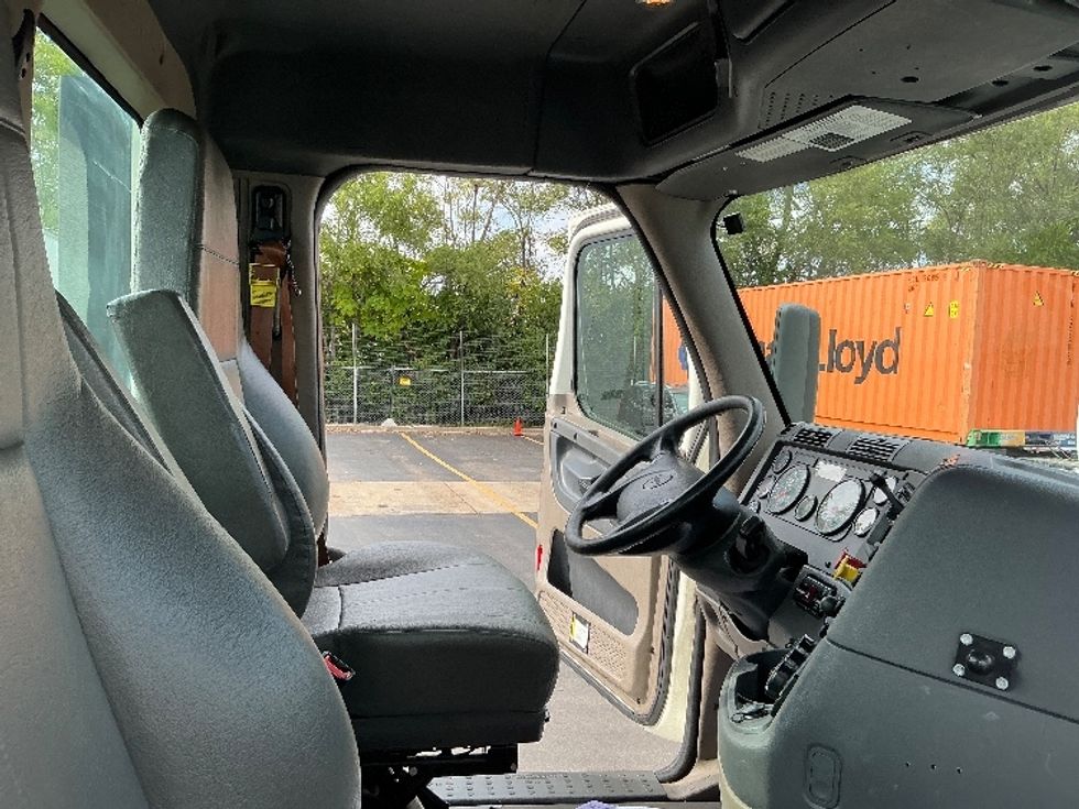 Day Cab Tractor-Heavy Duty Tractors-Freightliner-2019-Cascadia 12564ST-East Chicago-IN-616,145\n\t\tmiles-$ 24,250 - Image 13