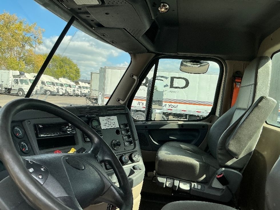 Day Cab Tractor-Heavy Duty Tractors-Freightliner-2019-Cascadia 12564ST-East Chicago-IN-616,145\n\t\tmiles-$ 24,250 - Image 9