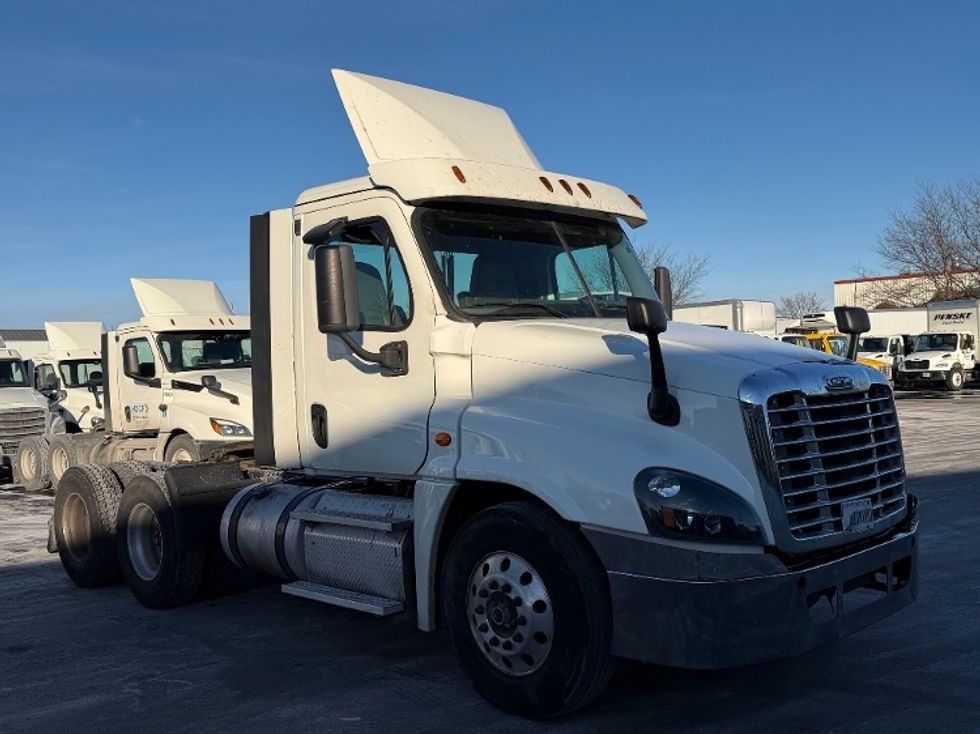 Day Cab Tractor-Heavy Duty Tractors-Freightliner-2019-Cascadia 12564ST-East Chicago-IN-619,872\n\t\tmiles-$ 23,250 - Image 1