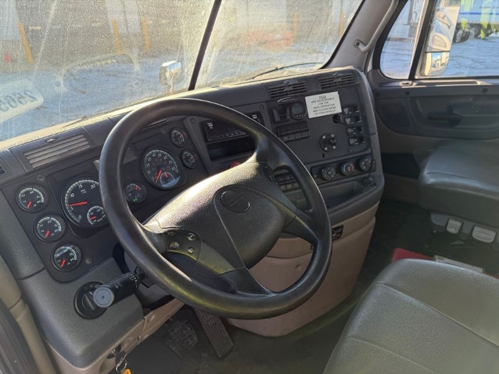 Day Cab Tractor-Heavy Duty Tractors-Freightliner-2019-Cascadia 12564ST-East Chicago-IN-619,872\n\t\tmiles-$ 23,250 - Image 10