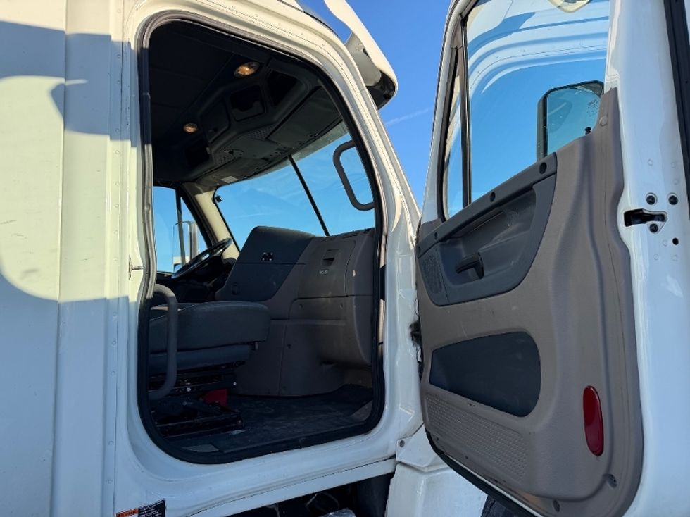 Day Cab Tractor-Heavy Duty Tractors-Freightliner-2019-Cascadia 12564ST-East Chicago-IN-619,872\n\t\tmiles-$ 23,250 - Image 12