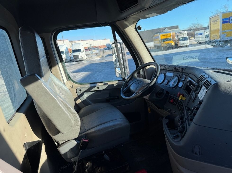 Day Cab Tractor-Heavy Duty Tractors-Freightliner-2019-Cascadia 12564ST-East Chicago-IN-619,872\n\t\tmiles-$ 23,250 - Image 14