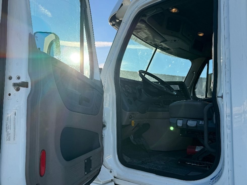 Day Cab Tractor-Heavy Duty Tractors-Freightliner-2019-Cascadia 12564ST-East Chicago-IN-619,872\n\t\tmiles-$ 23,250 - Image 9