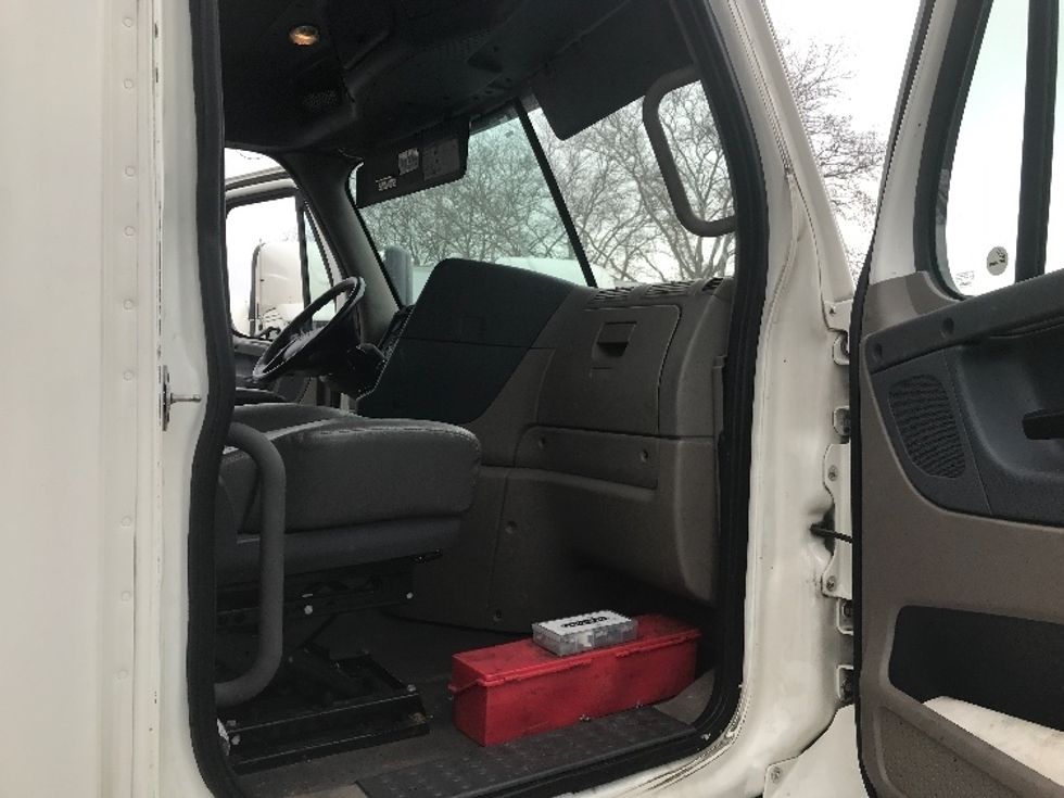 Day Cab Tractor-Heavy Duty Tractors-Freightliner-2019-Cascadia 12564ST-East Chicago-IN-638,247\n\t\tmiles-$ 21,250 - Image 12