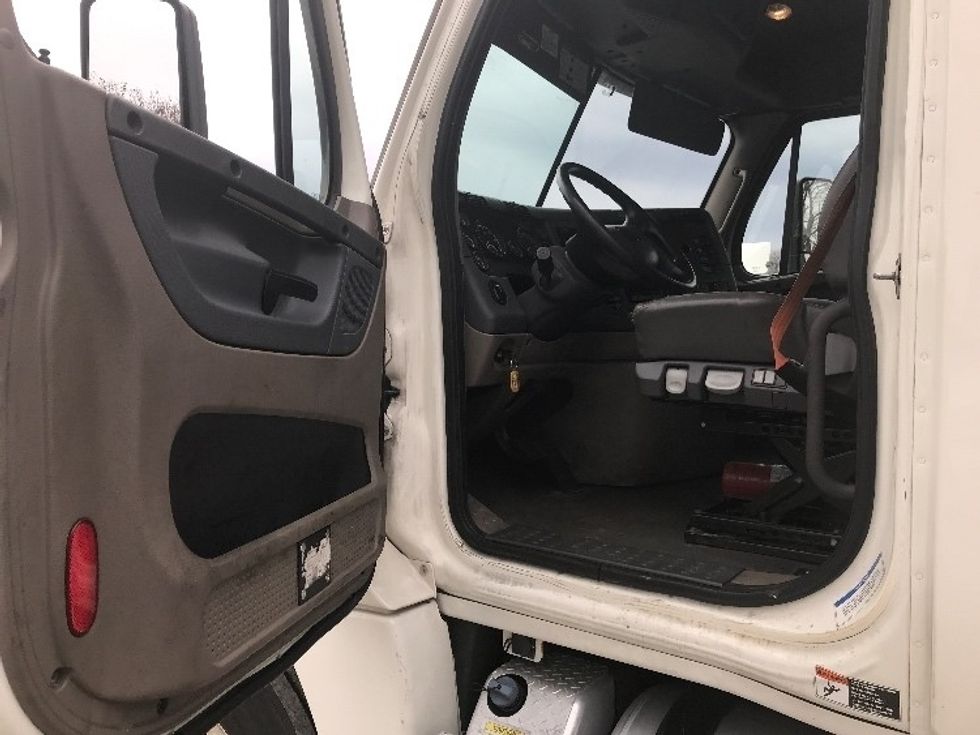 Day Cab Tractor-Heavy Duty Tractors-Freightliner-2019-Cascadia 12564ST-East Chicago-IN-638,247\n\t\tmiles-$ 21,250 - Image 9