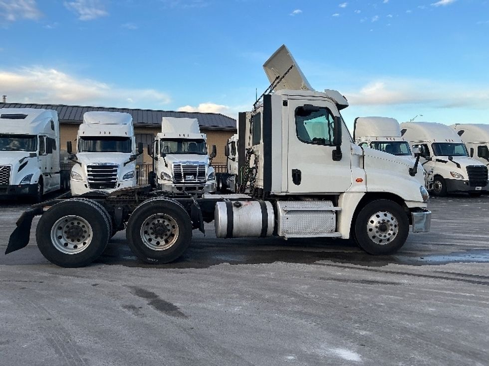 Day Cab Tractor-Heavy Duty Tractors-Freightliner-2019-Cascadia 12564ST-East Chicago-IN-655,571\n\t\tmiles-$ 21,250 - Image 8