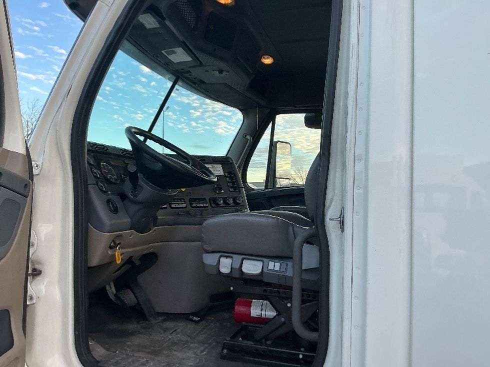 Day Cab Tractor-Heavy Duty Tractors-Freightliner-2019-Cascadia 12564ST-East Chicago-IN-655,571\n\t\tmiles-$ 21,250 - Image 9