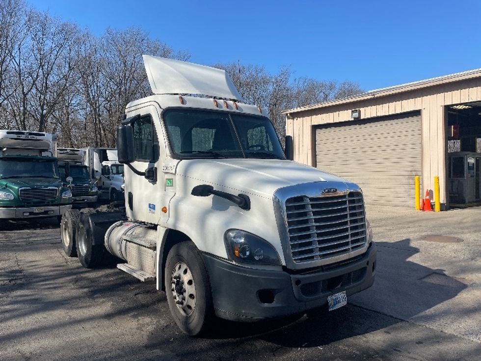 Day Cab Tractor-Heavy Duty Tractors-Freightliner-2019-Cascadia 12564ST-Edison-NJ-202,325\n\t\tmiles-$ 52,250 - Image 1