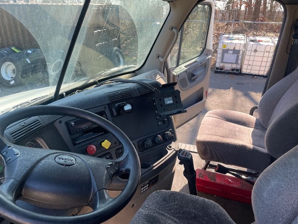 Day Cab Tractor-Heavy Duty Tractors-Freightliner-2019-Cascadia 12564ST-Edison-NJ-202,325\n\t\tmiles-$ 52,250 - Image 10
