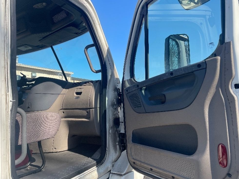 Day Cab Tractor-Heavy Duty Tractors-Freightliner-2019-Cascadia 12564ST-Edison-NJ-202,325\n\t\tmiles-$ 52,250 - Image 12