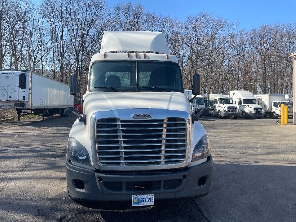 Day Cab Tractor-Heavy Duty Tractors-Freightliner-2019-Cascadia 12564ST-Edison-NJ-202,325\n\t\tmiles-$ 52,250 - Image 2