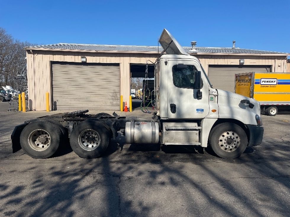 Day Cab Tractor-Heavy Duty Tractors-Freightliner-2019-Cascadia 12564ST-Edison-NJ-202,325\n\t\tmiles-$ 52,250 - Image 8