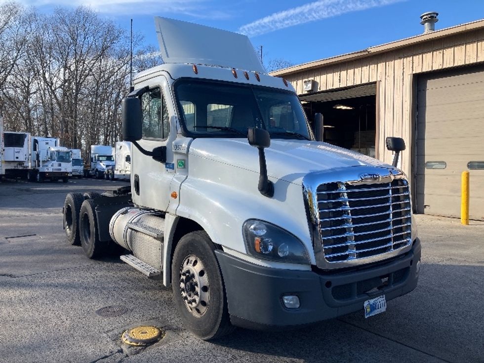 Day Cab Tractor-Heavy Duty Tractors-Freightliner-2019-Cascadia 12564ST-Edison-NJ-205,432\n\t\tmiles-$ 52,000 - Image 1