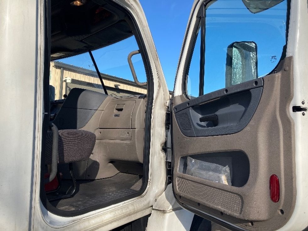 Day Cab Tractor-Heavy Duty Tractors-Freightliner-2019-Cascadia 12564ST-Edison-NJ-205,432\n\t\tmiles-$ 52,000 - Image 12
