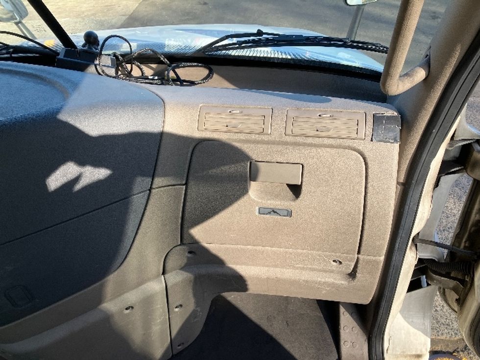Day Cab Tractor-Heavy Duty Tractors-Freightliner-2019-Cascadia 12564ST-Edison-NJ-205,432\n\t\tmiles-$ 52,000 - Image 13