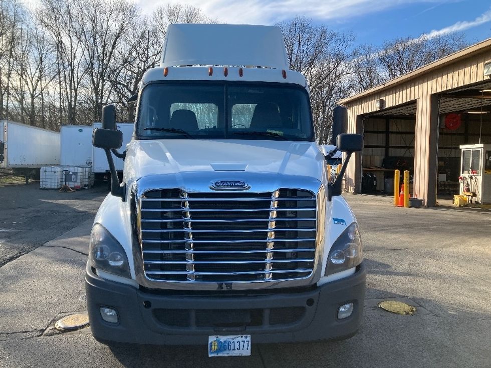 Day Cab Tractor-Heavy Duty Tractors-Freightliner-2019-Cascadia 12564ST-Edison-NJ-205,432\n\t\tmiles-$ 52,000 - Image 2