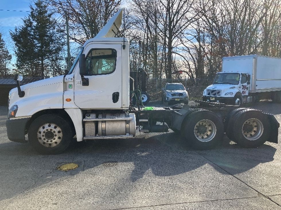 Day Cab Tractor-Heavy Duty Tractors-Freightliner-2019-Cascadia 12564ST-Edison-NJ-205,432\n\t\tmiles-$ 52,000 - Image 4