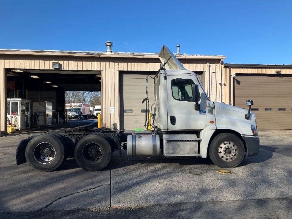 Day Cab Tractor-Heavy Duty Tractors-Freightliner-2019-Cascadia 12564ST-Edison-NJ-205,432\n\t\tmiles-$ 52,000 - Image 8