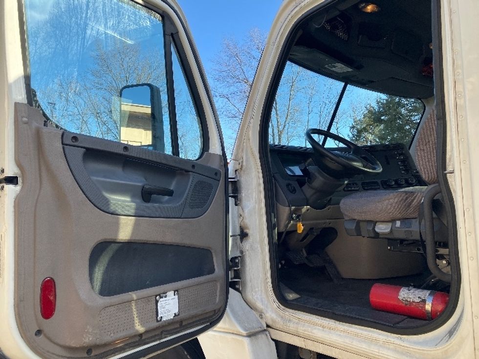 Day Cab Tractor-Heavy Duty Tractors-Freightliner-2019-Cascadia 12564ST-Edison-NJ-205,432\n\t\tmiles-$ 52,000 - Image 9