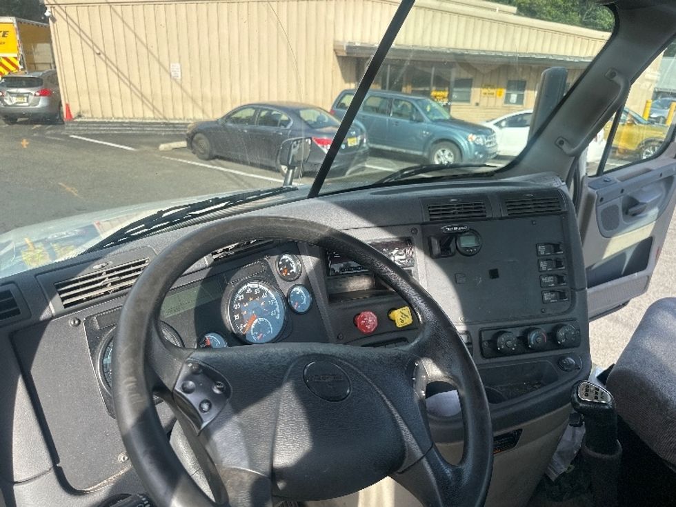 Day Cab Tractor-Heavy Duty Tractors-Freightliner-2019-Cascadia 12564ST-Edison-NJ-213,700\n\t\tmiles-$ 45,250 - Image 10