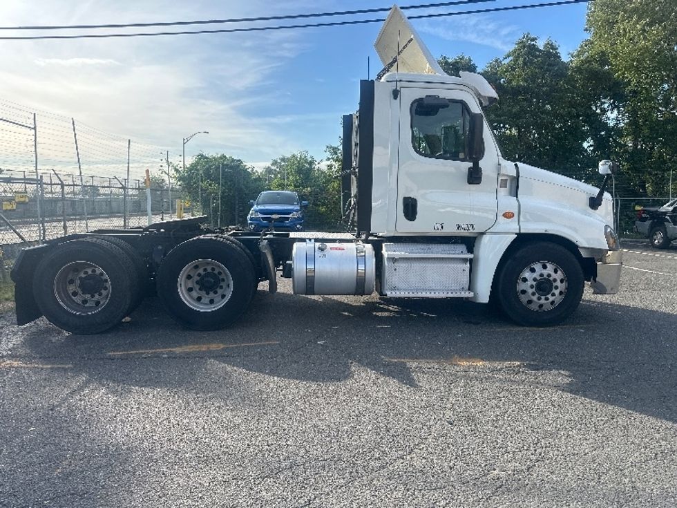 Day Cab Tractor-Heavy Duty Tractors-Freightliner-2019-Cascadia 12564ST-Edison-NJ-213,700\n\t\tmiles-$ 45,250 - Image 8