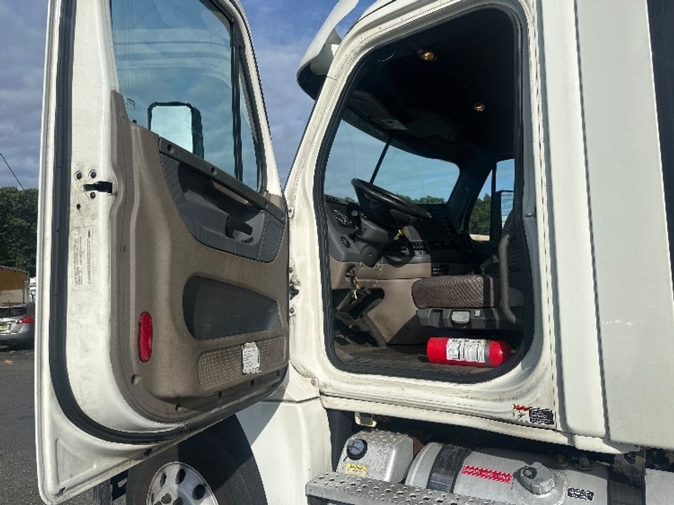 Day Cab Tractor-Heavy Duty Tractors-Freightliner-2019-Cascadia 12564ST-Edison-NJ-213,700\n\t\tmiles-$ 45,250 - Image 9