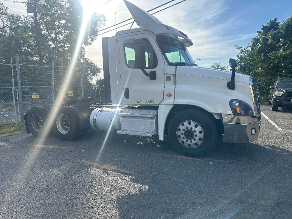 Day Cab Tractor-Heavy Duty Tractors-Freightliner-2019-Cascadia 12564ST-Edison-NJ-213,700\n\t\tmiles-$ 46,750 - Image 1