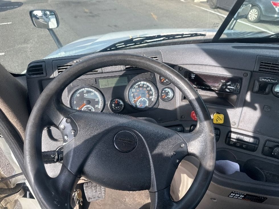 Day Cab Tractor-Heavy Duty Tractors-Freightliner-2019-Cascadia 12564ST-Edison-NJ-213,700\n\t\tmiles-$ 46,750 - Image 11