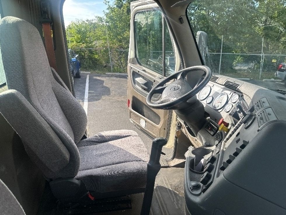 Day Cab Tractor-Heavy Duty Tractors-Freightliner-2019-Cascadia 12564ST-Edison-NJ-213,700\n\t\tmiles-$ 46,750 - Image 14