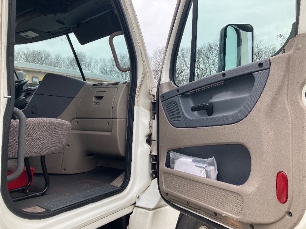 Day Cab Tractor-Heavy Duty Tractors-Freightliner-2019-Cascadia 12564ST-Edison-NJ-260,563\n\t\tmiles-$ 50,250 - Image 12