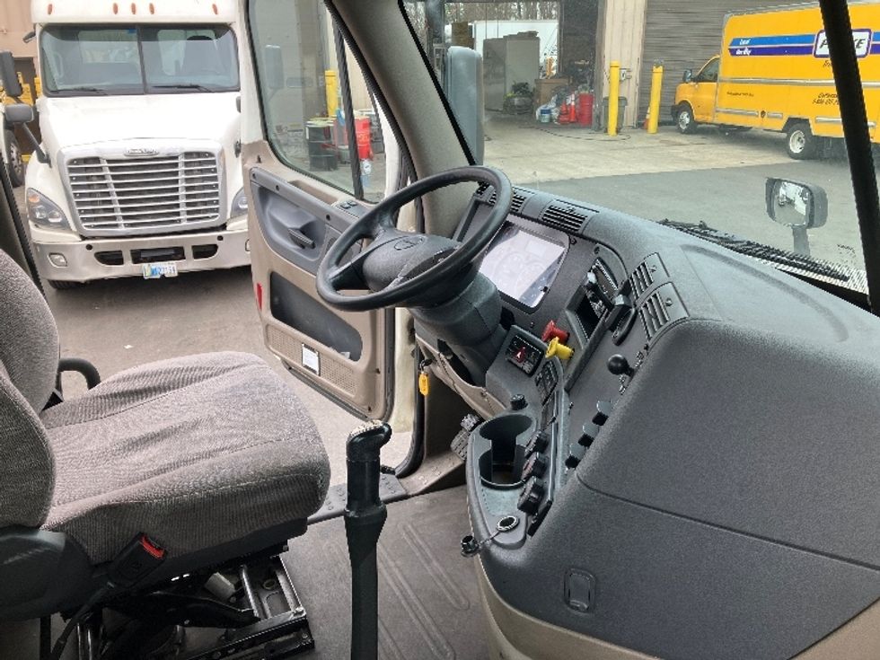 Day Cab Tractor-Heavy Duty Tractors-Freightliner-2019-Cascadia 12564ST-Edison-NJ-260,563\n\t\tmiles-$ 50,250 - Image 14