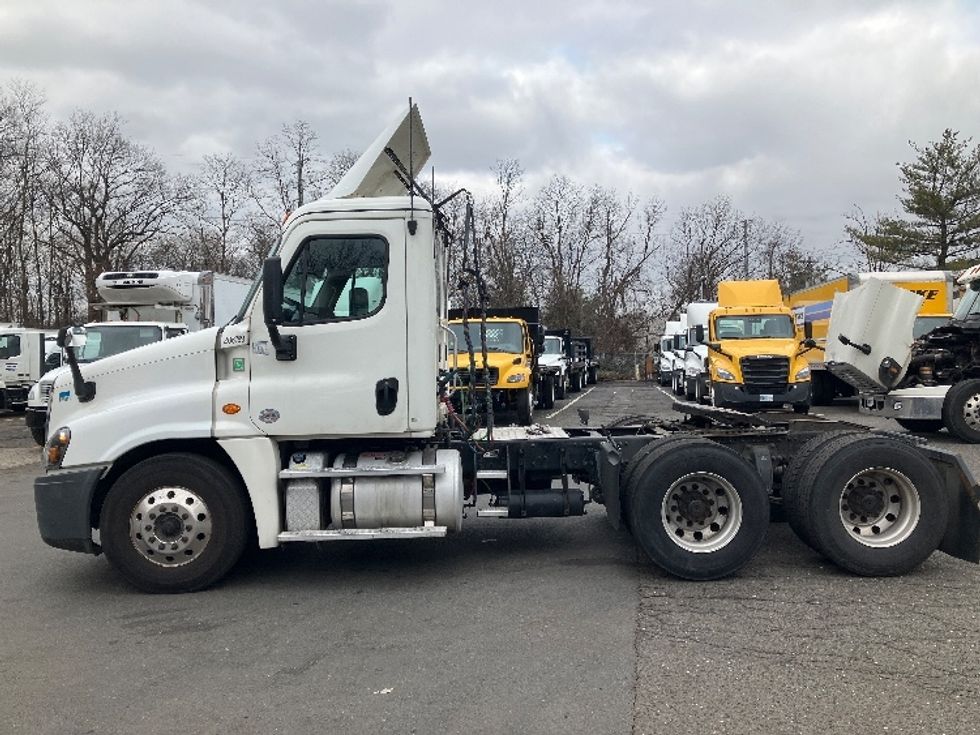 Day Cab Tractor-Heavy Duty Tractors-Freightliner-2019-Cascadia 12564ST-Edison-NJ-260,563\n\t\tmiles-$ 50,250 - Image 4