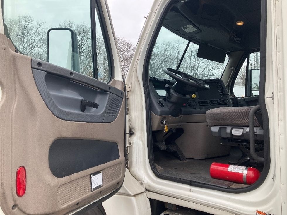 Day Cab Tractor-Heavy Duty Tractors-Freightliner-2019-Cascadia 12564ST-Edison-NJ-260,563\n\t\tmiles-$ 50,250 - Image 9