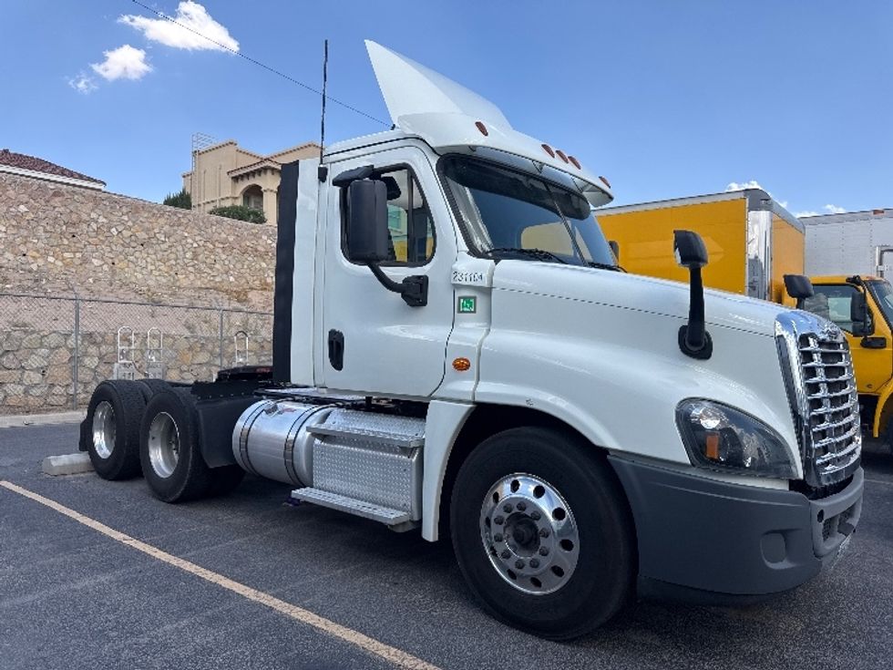 Day Cab Tractor-Heavy Duty Tractors-Freightliner-2019-Cascadia 12564ST-El Paso-TX-352,189\n\t\tmiles-$ 41,750 - Image 1