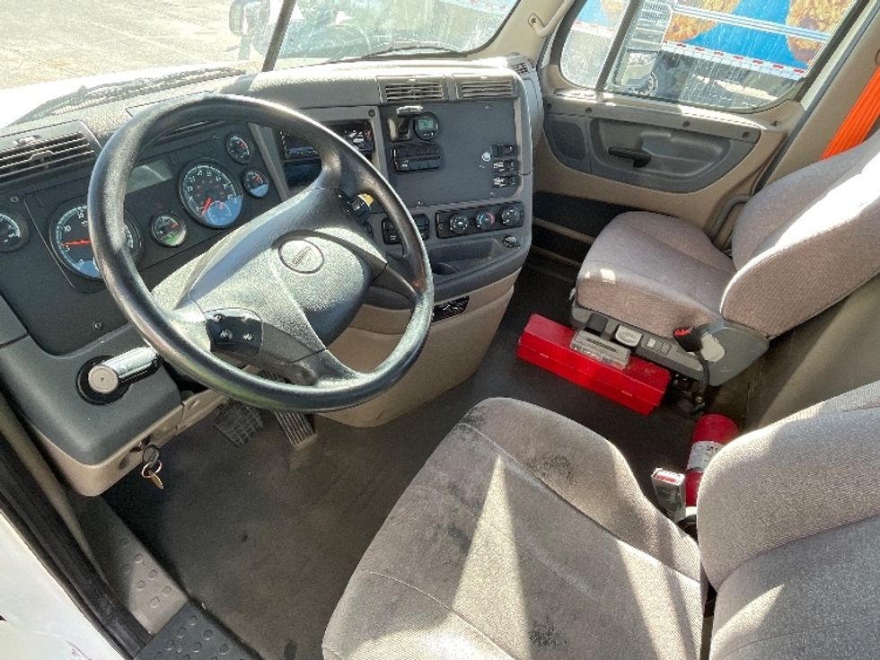 Day Cab Tractor-Heavy Duty Tractors-Freightliner-2019-Cascadia 12564ST-El Paso-TX-352,189\n\t\tmiles-$ 41,750 - Image 10