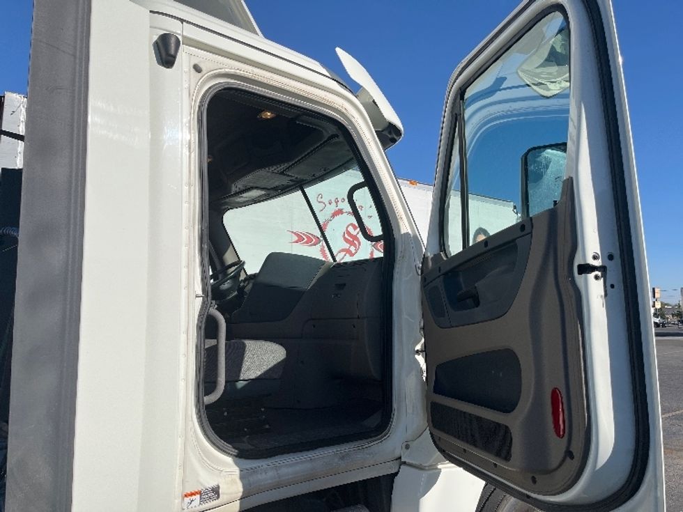 Day Cab Tractor-Heavy Duty Tractors-Freightliner-2019-Cascadia 12564ST-El Paso-TX-352,189\n\t\tmiles-$ 41,750 - Image 12