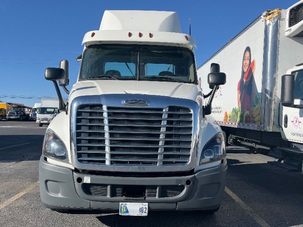 Day Cab Tractor-Heavy Duty Tractors-Freightliner-2019-Cascadia 12564ST-El Paso-TX-352,189\n\t\tmiles-$ 41,750 - Image 2