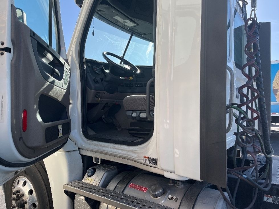 Day Cab Tractor-Heavy Duty Tractors-Freightliner-2019-Cascadia 12564ST-El Paso-TX-352,189\n\t\tmiles-$ 41,750 - Image 9