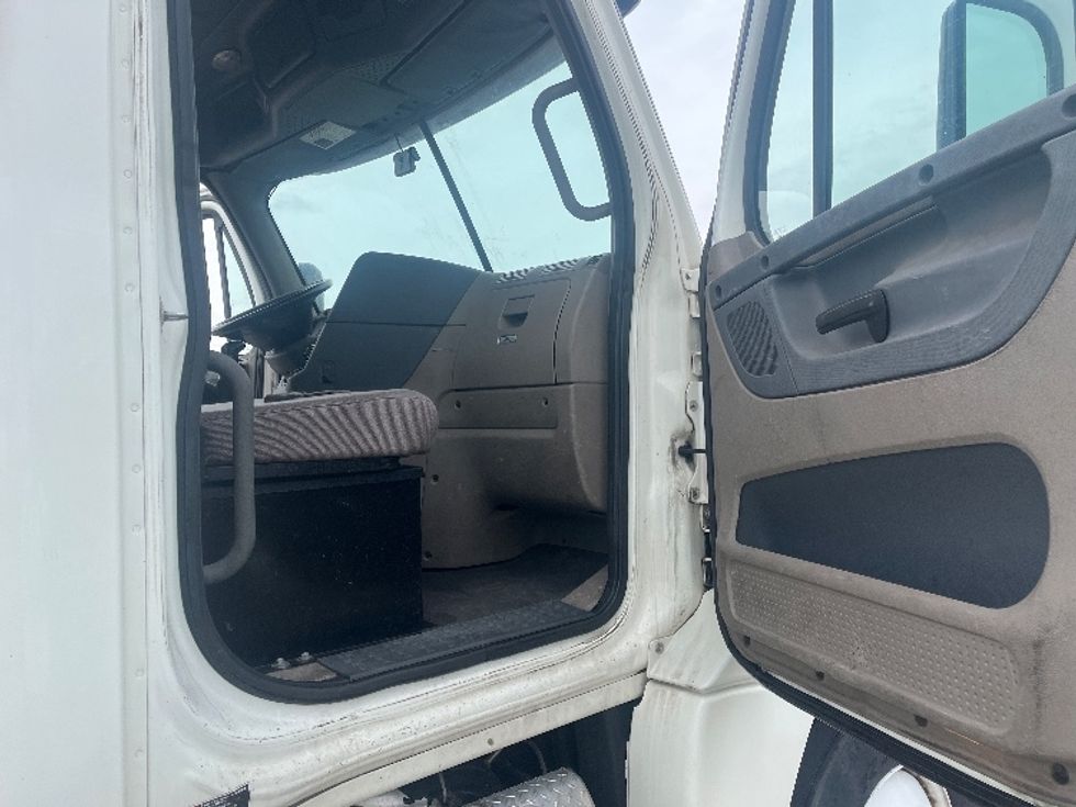 Day Cab Tractor-Heavy Duty Tractors-Freightliner-2019-Cascadia 12564ST-Elkhart-IN-165,133\n\t\tmiles-$ 36,750 - Image 11
