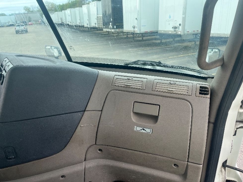 Day Cab Tractor-Heavy Duty Tractors-Freightliner-2019-Cascadia 12564ST-Elkhart-IN-165,133\n\t\tmiles-$ 36,750 - Image 12