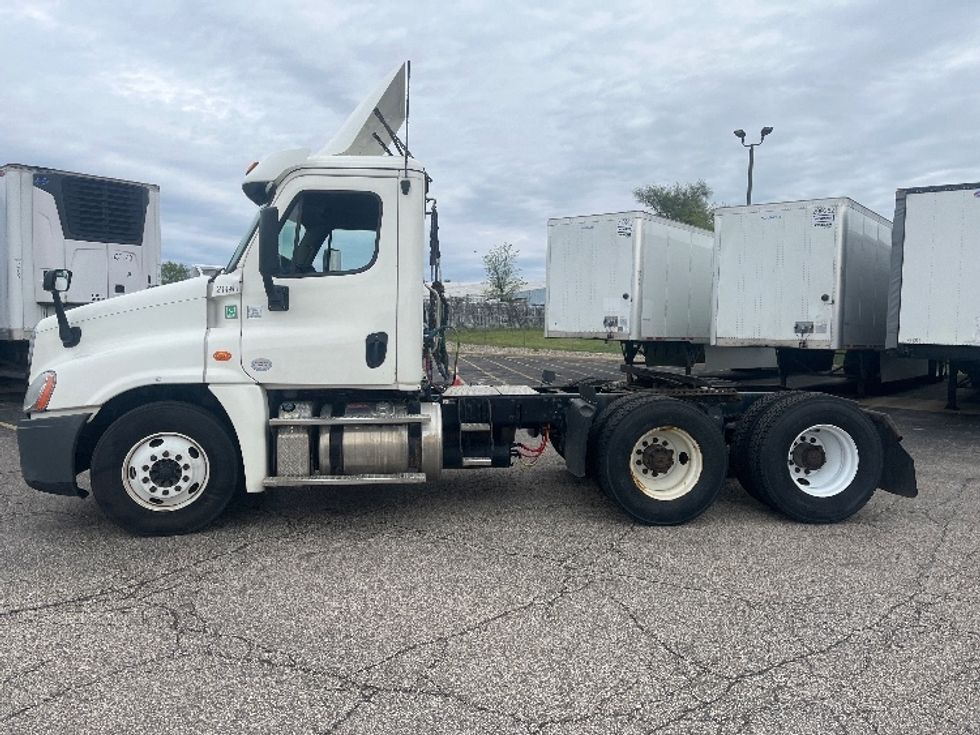 Day Cab Tractor-Heavy Duty Tractors-Freightliner-2019-Cascadia 12564ST-Elkhart-IN-165,133\n\t\tmiles-$ 36,750 - Image 4