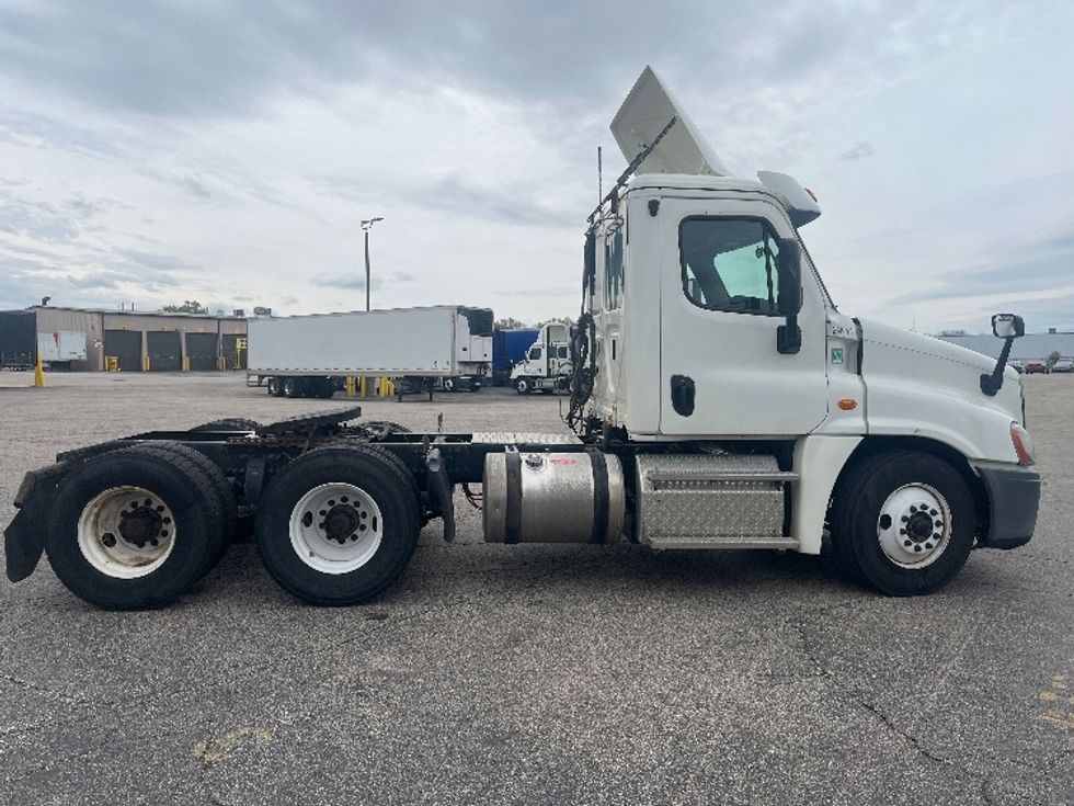 Day Cab Tractor-Heavy Duty Tractors-Freightliner-2019-Cascadia 12564ST-Elkhart-IN-165,133\n\t\tmiles-$ 36,750 - Image 7