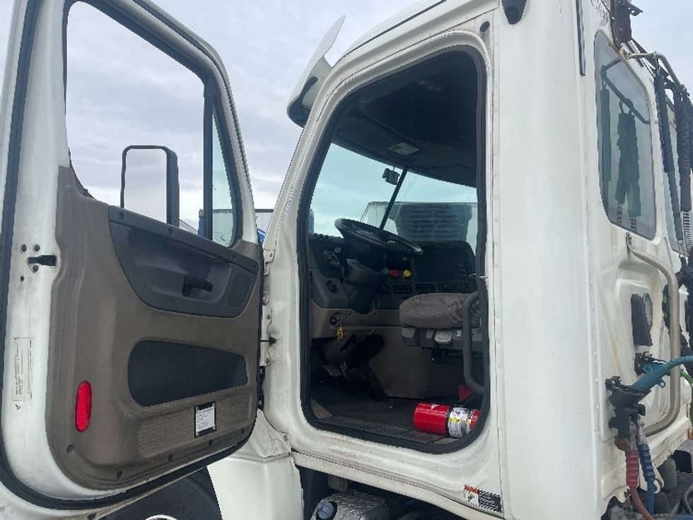 Day Cab Tractor-Heavy Duty Tractors-Freightliner-2019-Cascadia 12564ST-Elkhart-IN-165,133\n\t\tmiles-$ 36,750 - Image 8