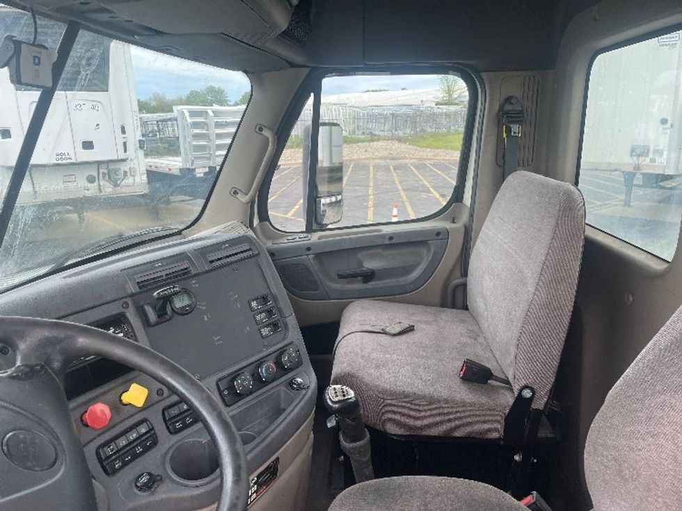 Day Cab Tractor-Heavy Duty Tractors-Freightliner-2019-Cascadia 12564ST-Elkhart-IN-165,133\n\t\tmiles-$ 36,750 - Image 9