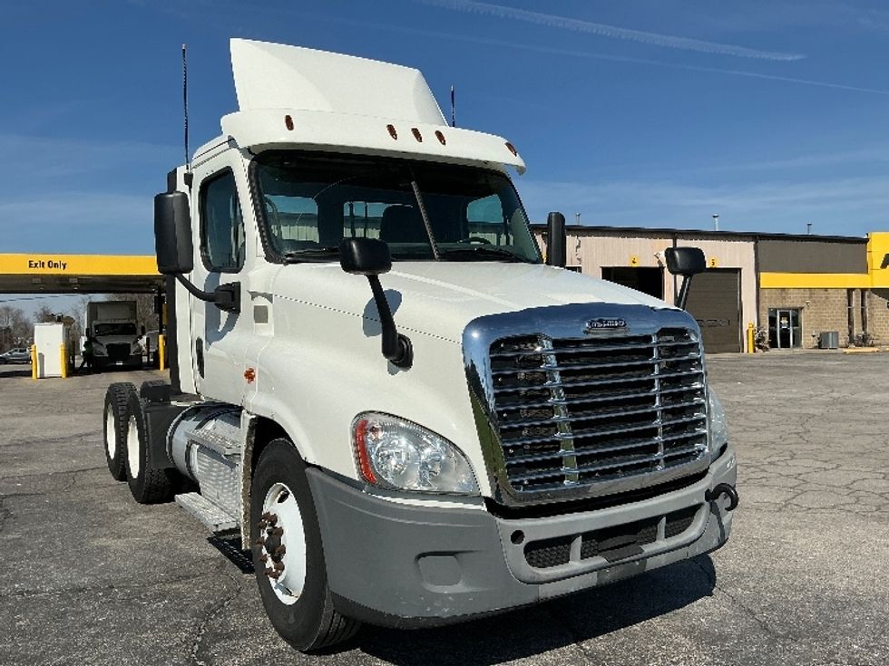 Day Cab Tractor-Heavy Duty Tractors-Freightliner-2019-Cascadia 12564ST-Elkhart-IN-176,947\n\t\tmiles-$ 46,000 - Image 1