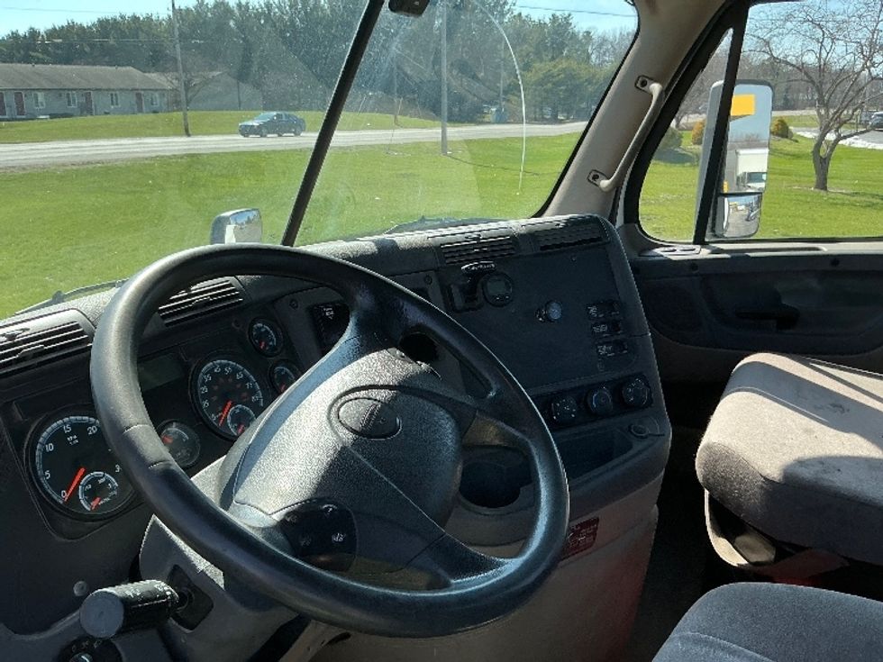 Day Cab Tractor-Heavy Duty Tractors-Freightliner-2019-Cascadia 12564ST-Elkhart-IN-176,947\n\t\tmiles-$ 46,000 - Image 10